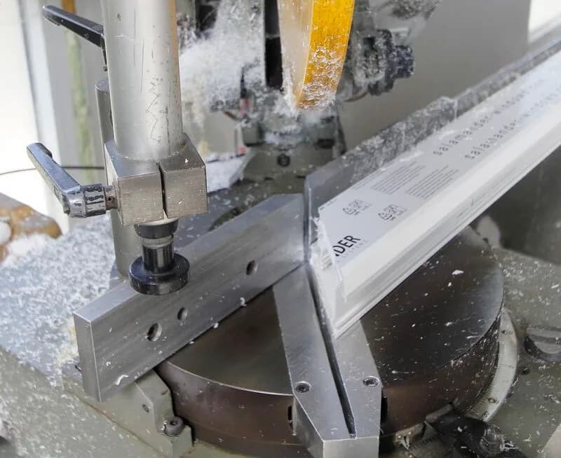 Precise measuring and cutting of a window profile